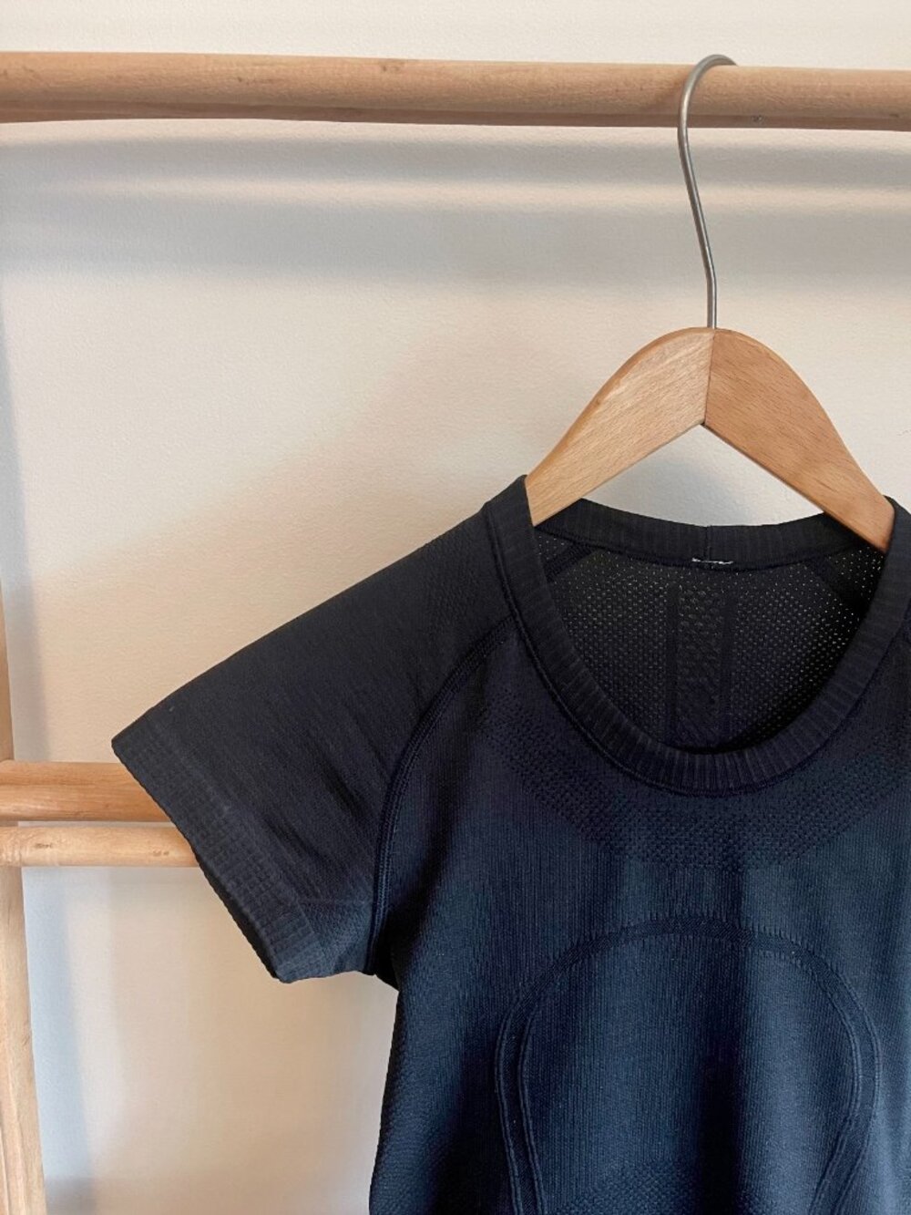 Lululemon Black Seamless Longline Short Sleeve Athletic Top XS - Picture 9 of 12